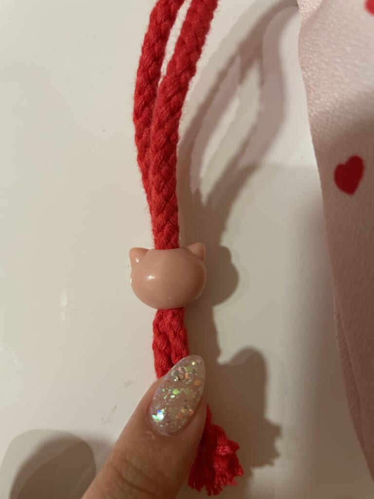 巾着のひもには猫のパーツがある