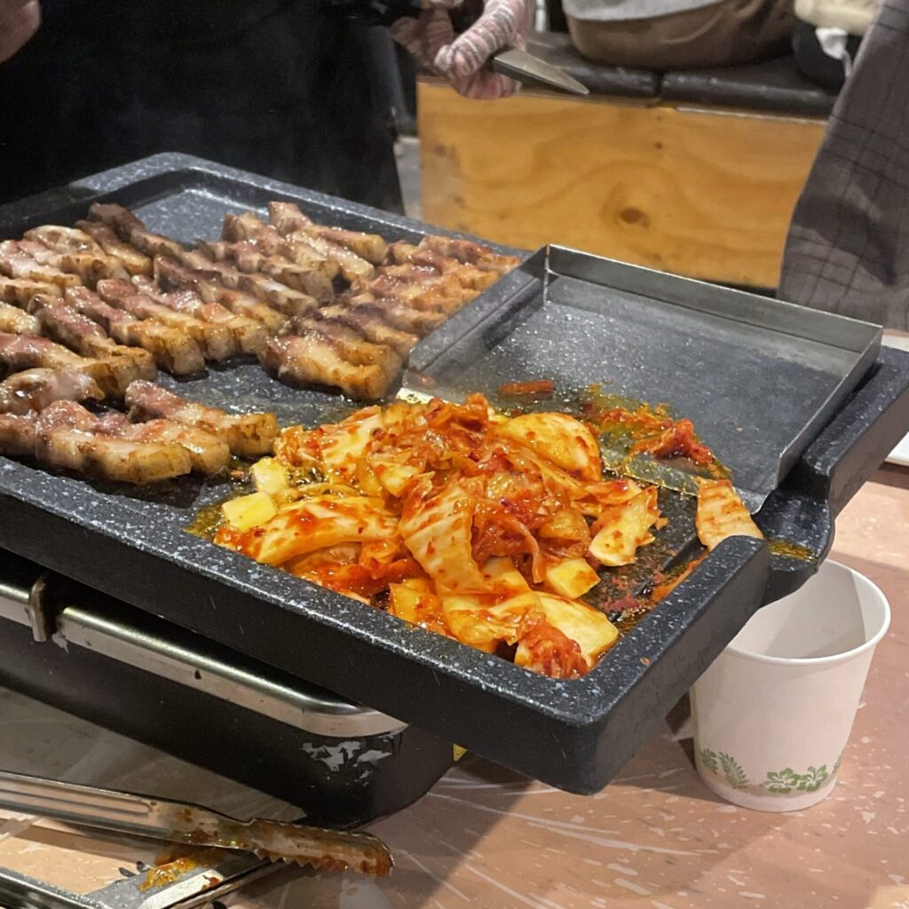 大学生エディターズ 明洞おすすめグルメ 「河南テジチッ」のサムギョプサル