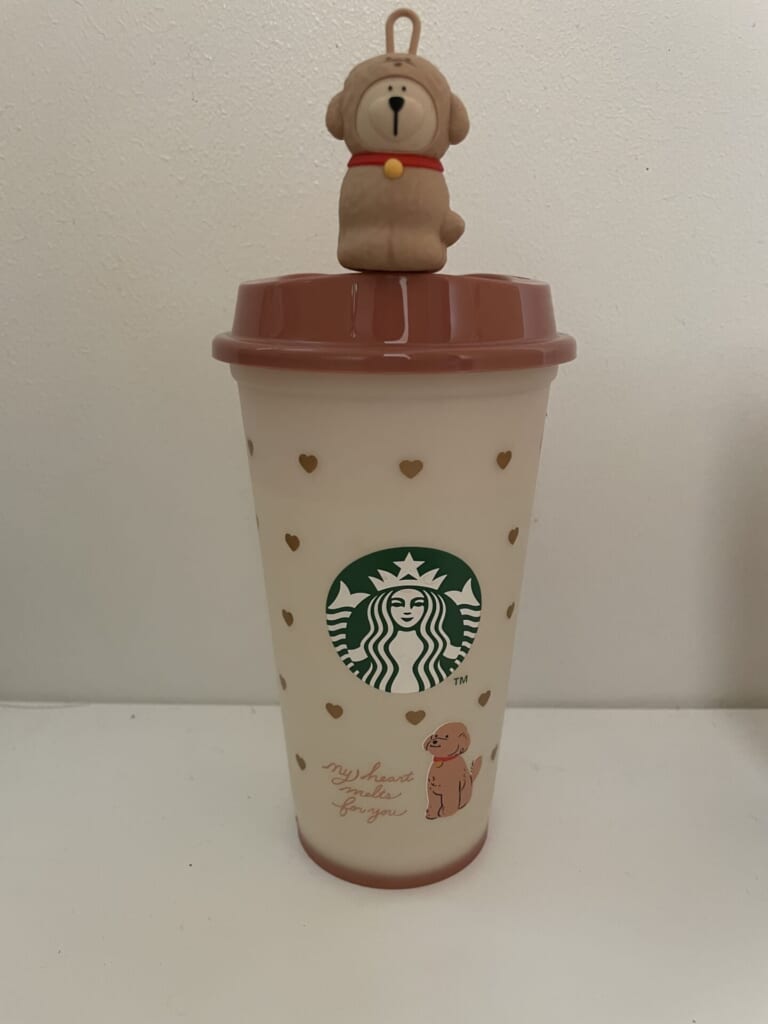 暖かい飲み物をいれてカップの色が白に変わっている