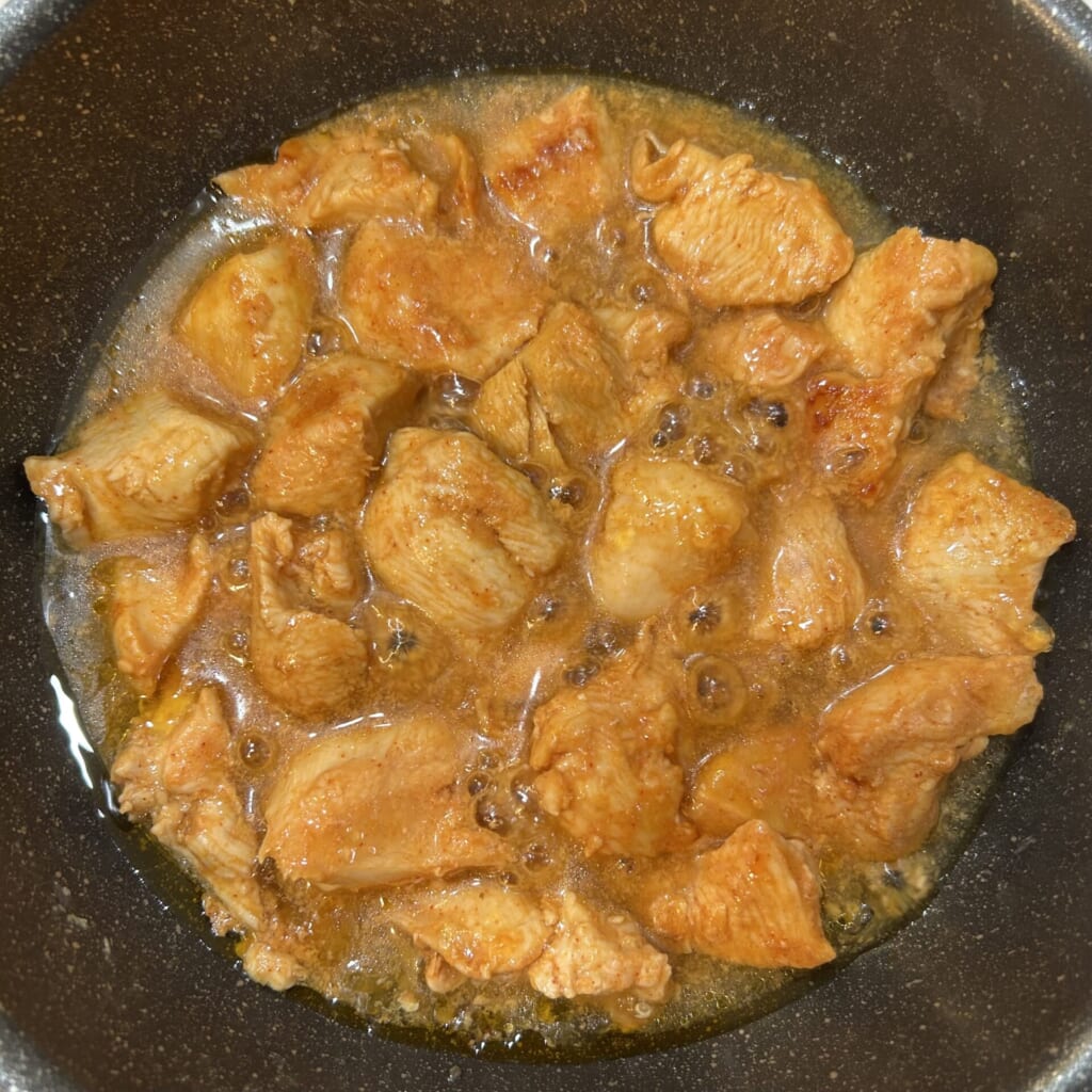 水を入れすぎてタレがゆるくなってしまったヤンニョムチキンの調理中の様子