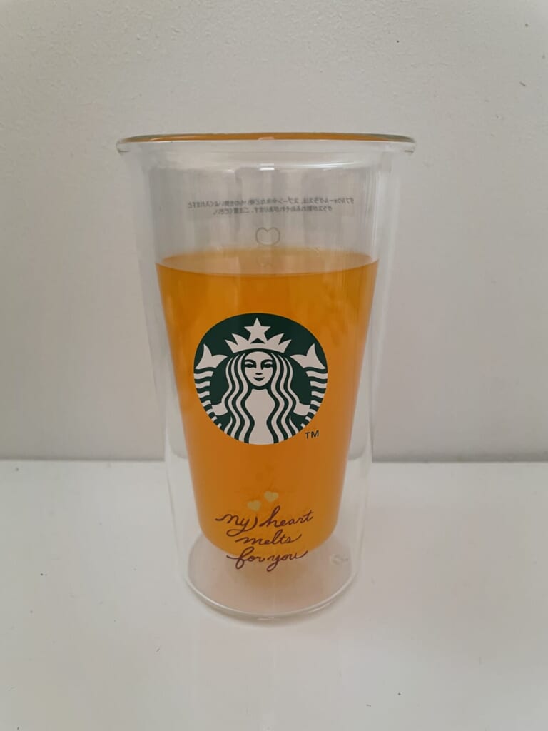 二層構造のボトルで中のドリンクが浮いて見える