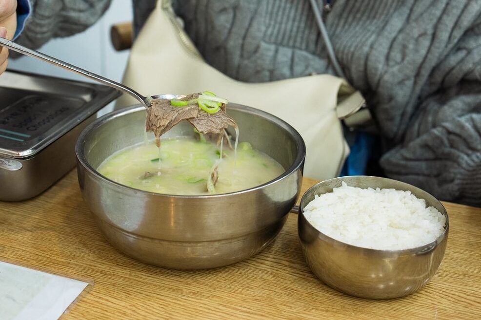 大学生エディターズ 明洞おすすめグルメ 「神仙ソルロンタン明洞店」のソルロンタン