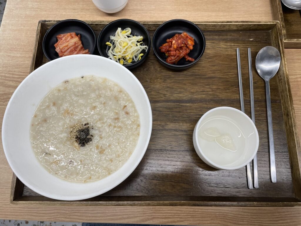 大学生エディターズ 明洞おすすめグルメ 「多味粥」のあわび粥