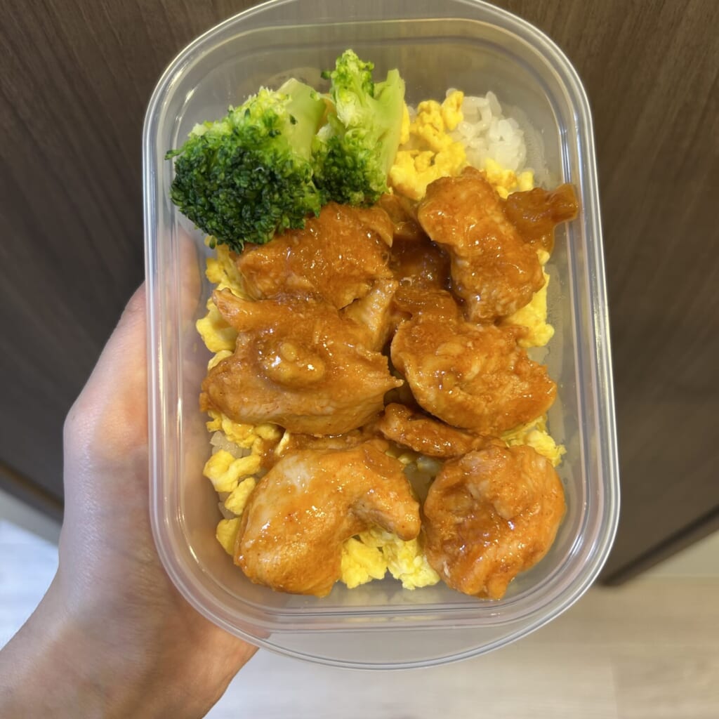 煮詰め直したタレを絡めて完成したヤンニョムチキン弁当