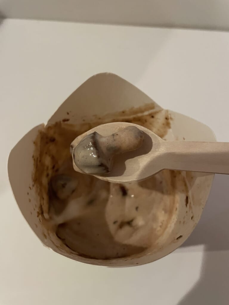 マックフルーリーきのこの山たけのこの里の中に入ったきのこの山