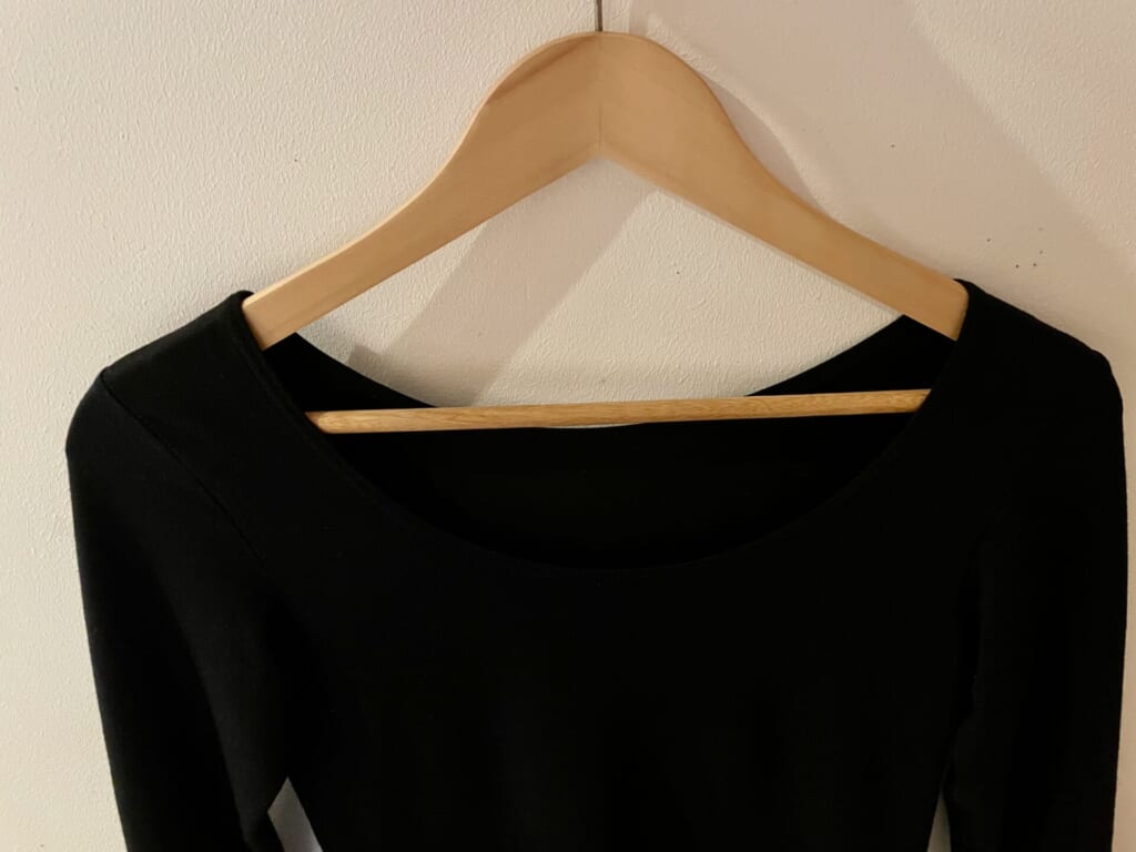 ハンガーにかけたUネックの極暖ヒートテック