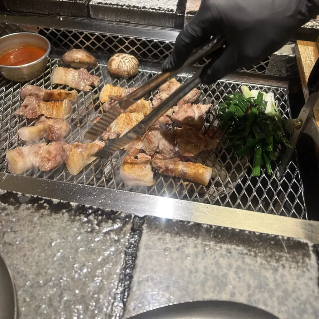 大学生エディターズ 乙支路おすすめグルメ 「山清炭火ガーデン」の黒豚のサムギョプサル