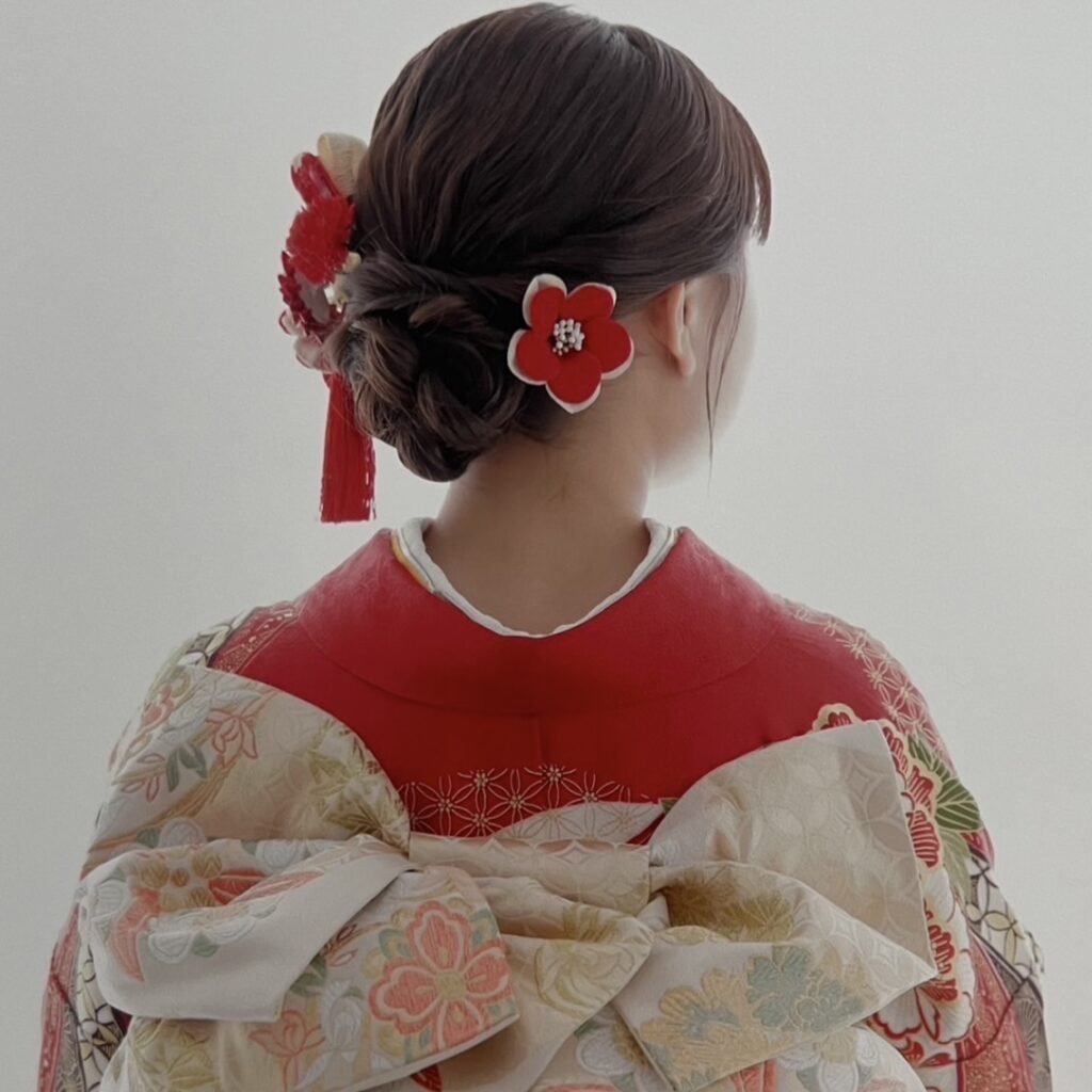 大学生の成人式ロングヘアアレンジ　レトロ可愛いまとめ髪スタイル後ろ姿