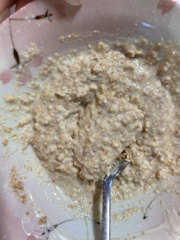 溶かしたチョコにクッキーを入れてかき混ぜている