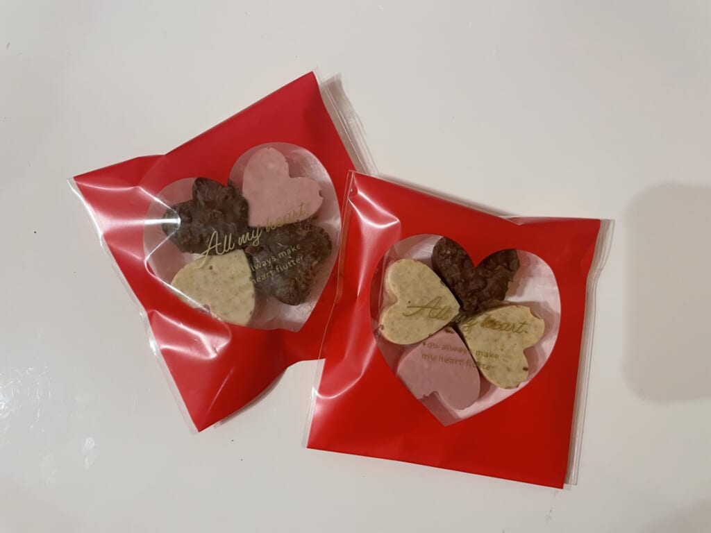 ハートの形のクリア部分がある赤いバッグに入ったチョコクランチ