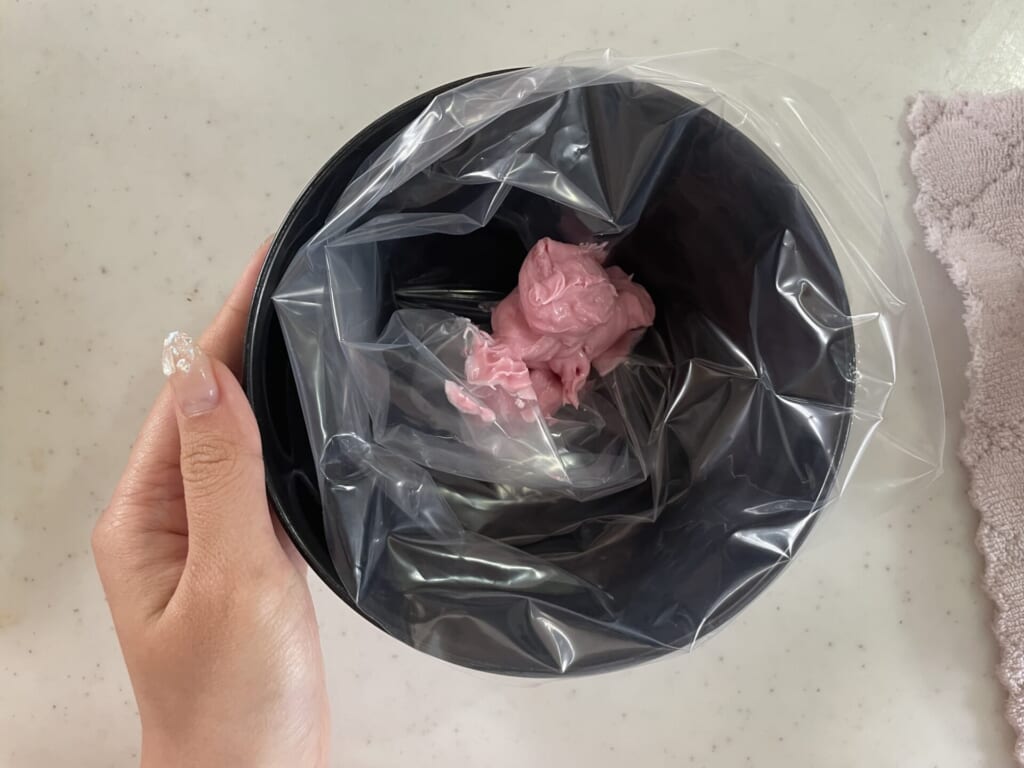 お椀にセットした絞り袋にチョコを入れている。