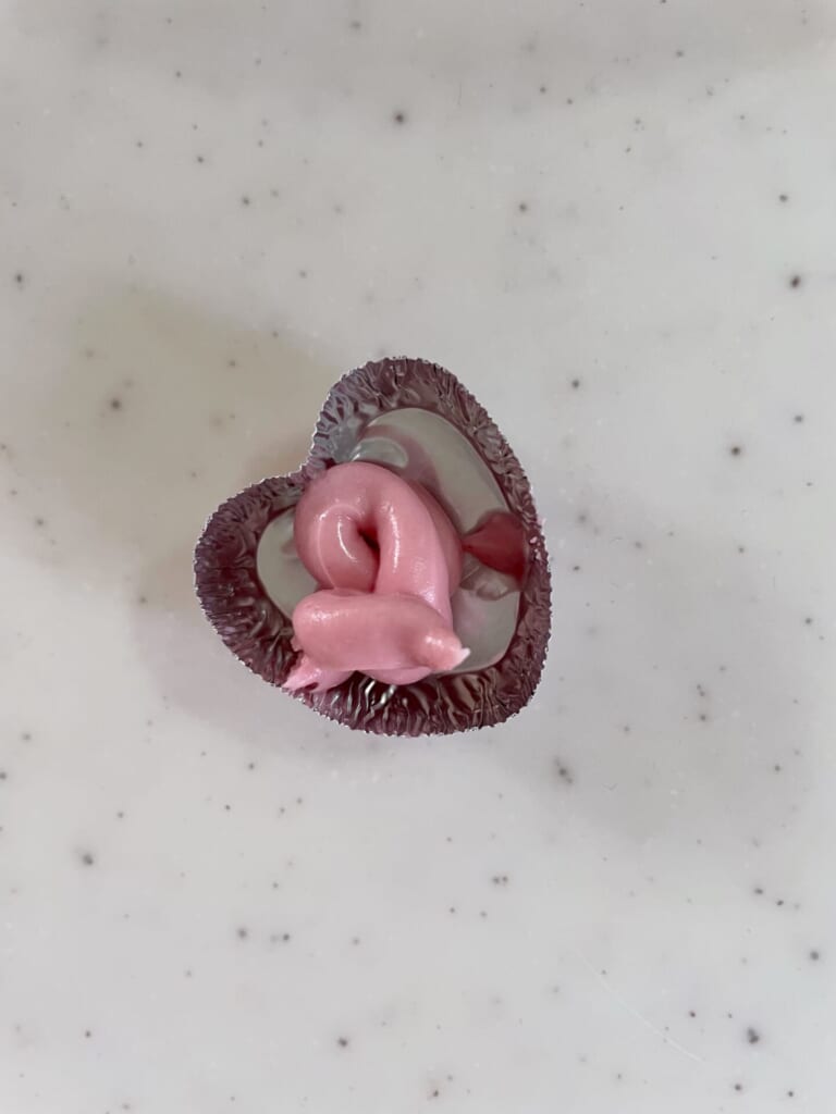 絞り袋から入れて、形が曲がったチョコ