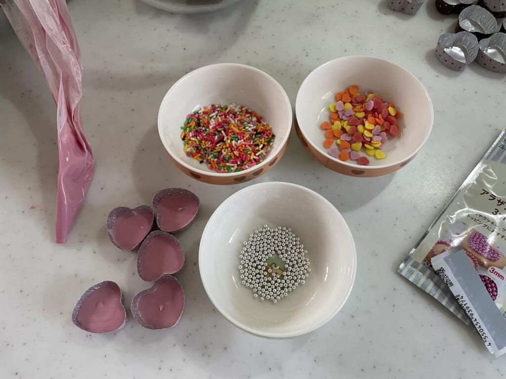 トッピングが種類ごとにお皿に分けられている