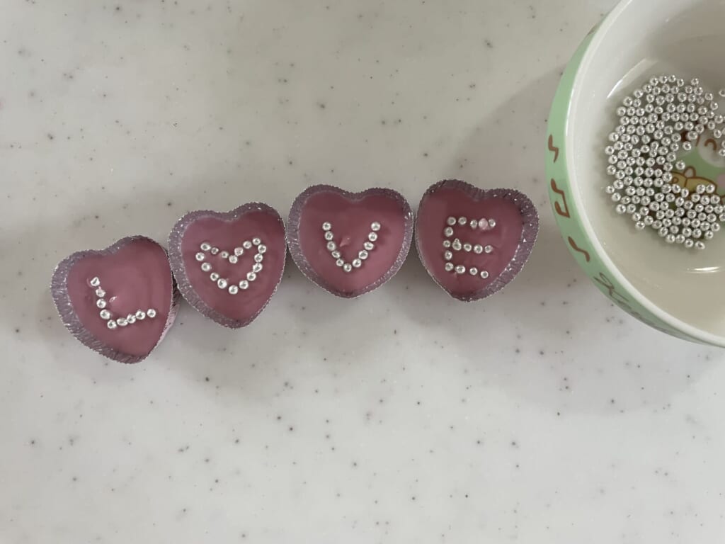 アラザンでチョコにLOVEの文字をかいている