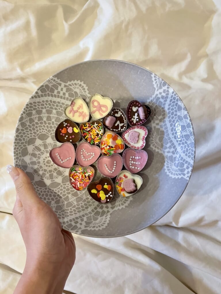 アルミカップに入ったチョコレートがお皿に入っている