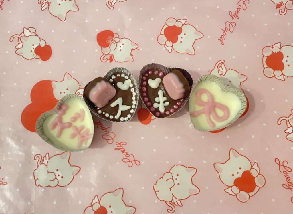 チョコペンで文字が書かれたアルミカップのチョコ