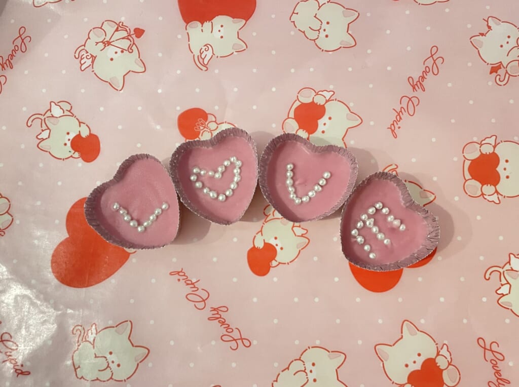 シルバーアラザンでLOVEの文字がかかれたアルミカップの苺チョコ