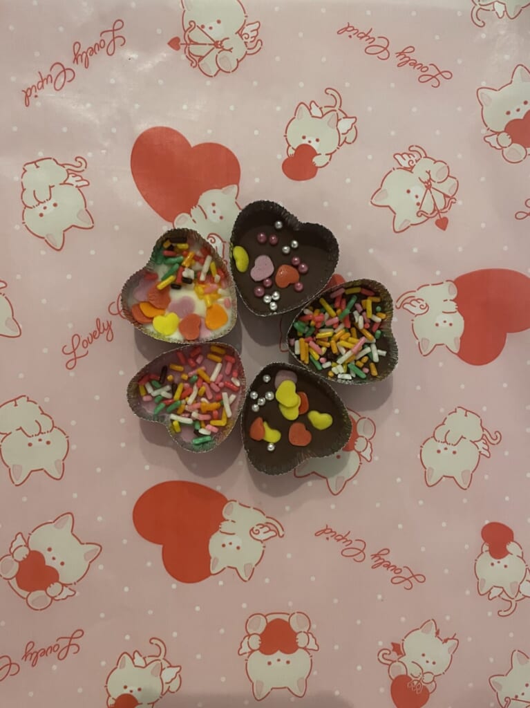 カラフルにトッピングされたアルミカップに入ったチョコ