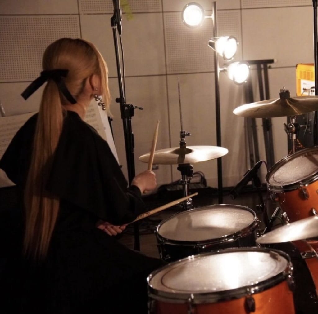 サークルのライブで羊文学のコピーをしているところ