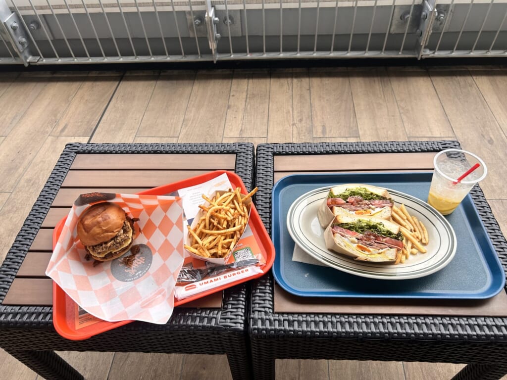 
（左）UMAMI BURGER、（右）LonCafe enosima