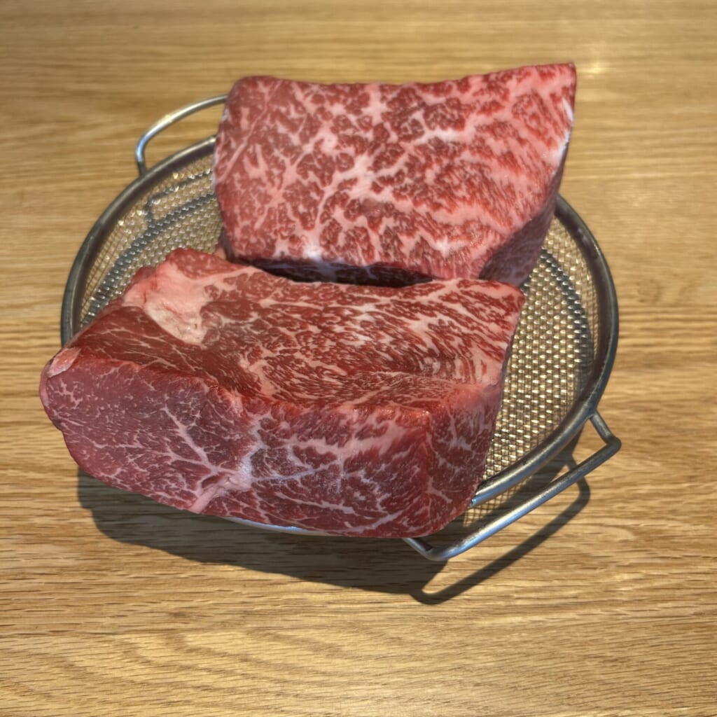 きれいなサシが入った牛内ももの塊肉2本