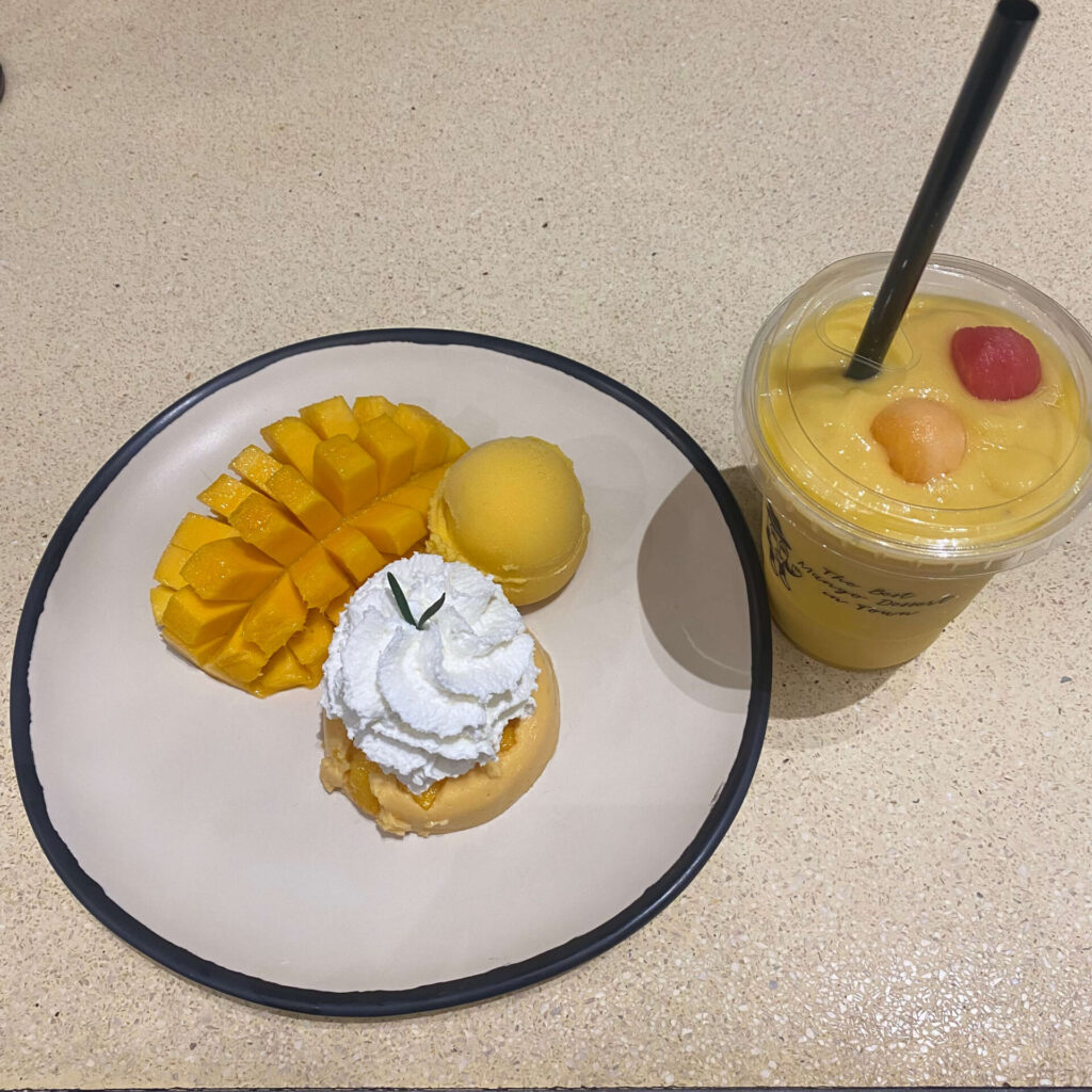 左のお皿にマンゴー、マンゴーアイス、マンゴープリンにホイップクリームがのっている。右はマンゴージュース