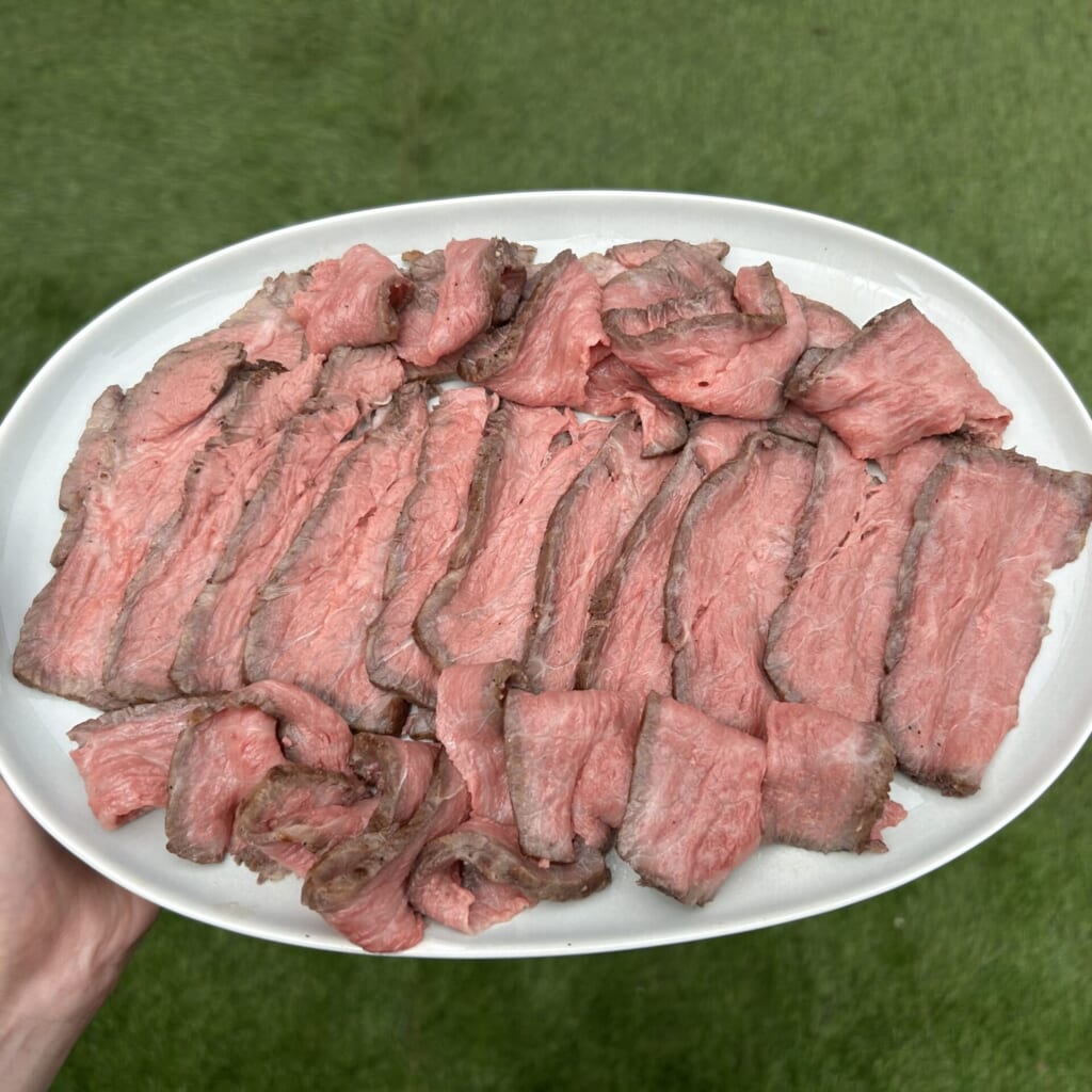 薄くスライスして大皿に盛り付けたローストビーフ