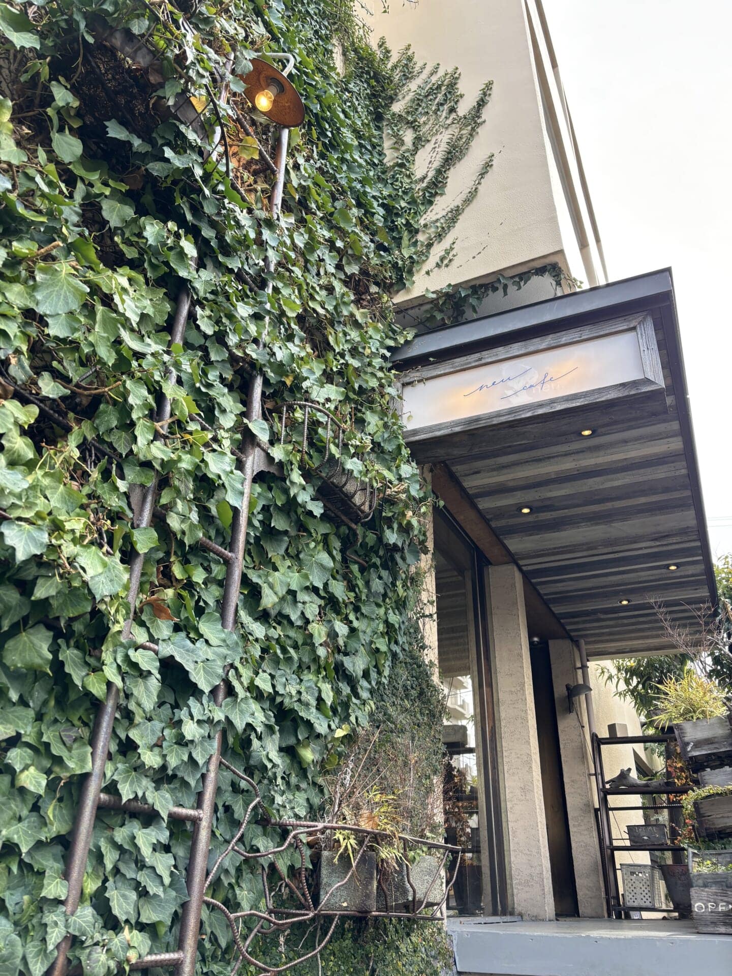 大阪 箕面船場阪大前にあるノイカフェの外観