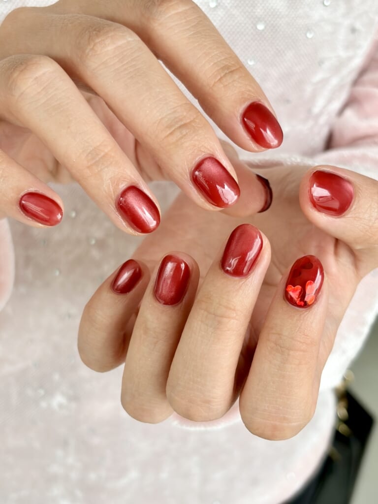 両手、レッドカラーマグネットネイル