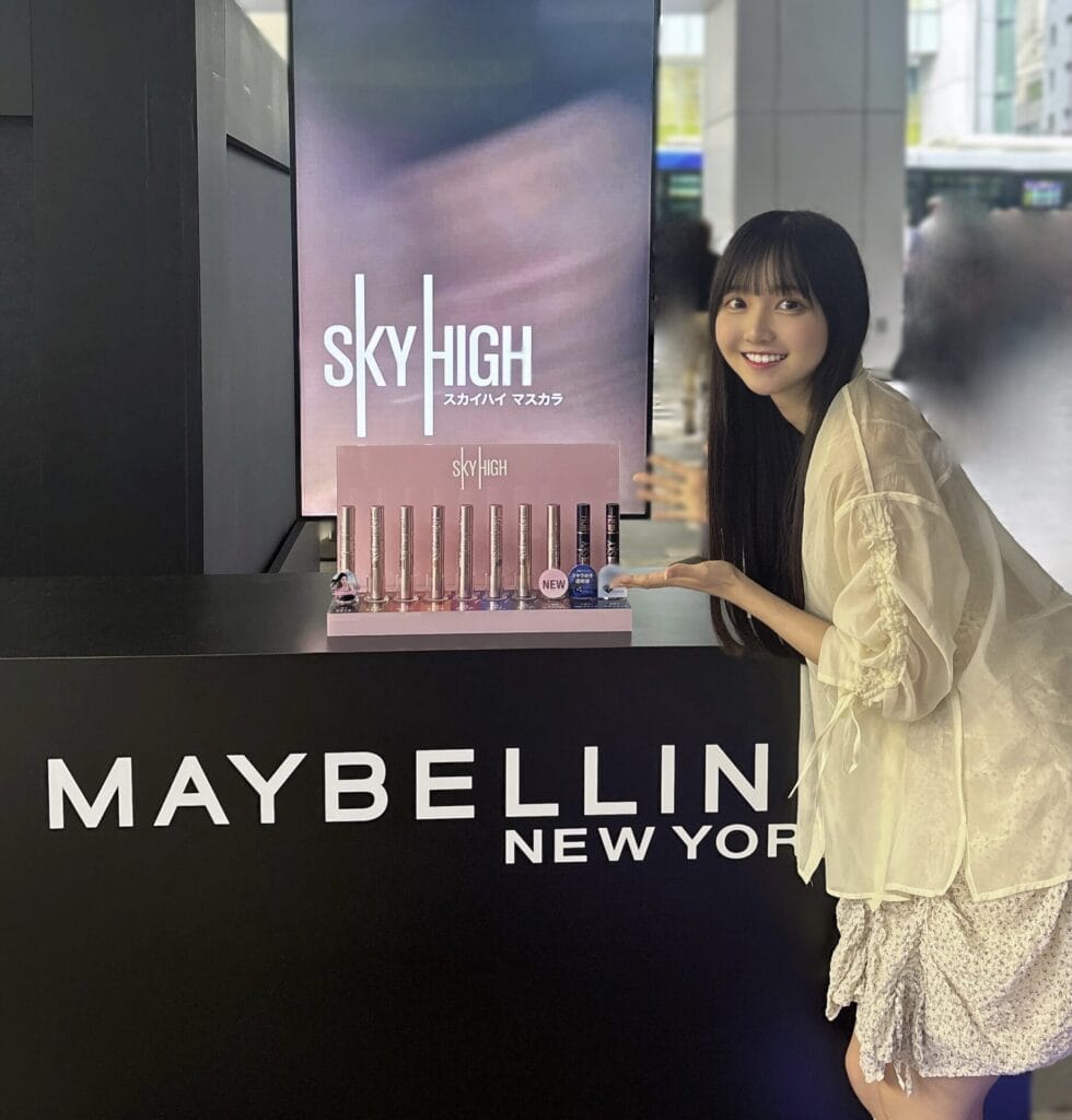 メイベリンスカイハイマスカラを紹介する小杉怜子
