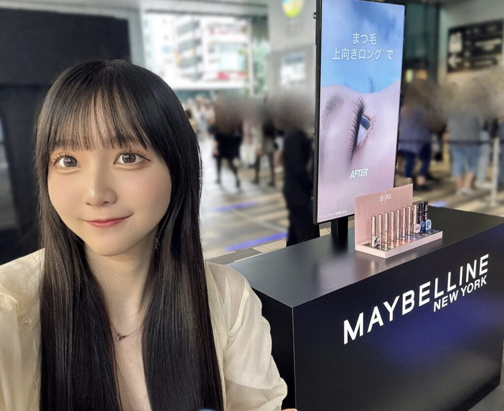 「TikTok BEAUTY FEST」メイベリンブースの前で自撮りする小杉怜子