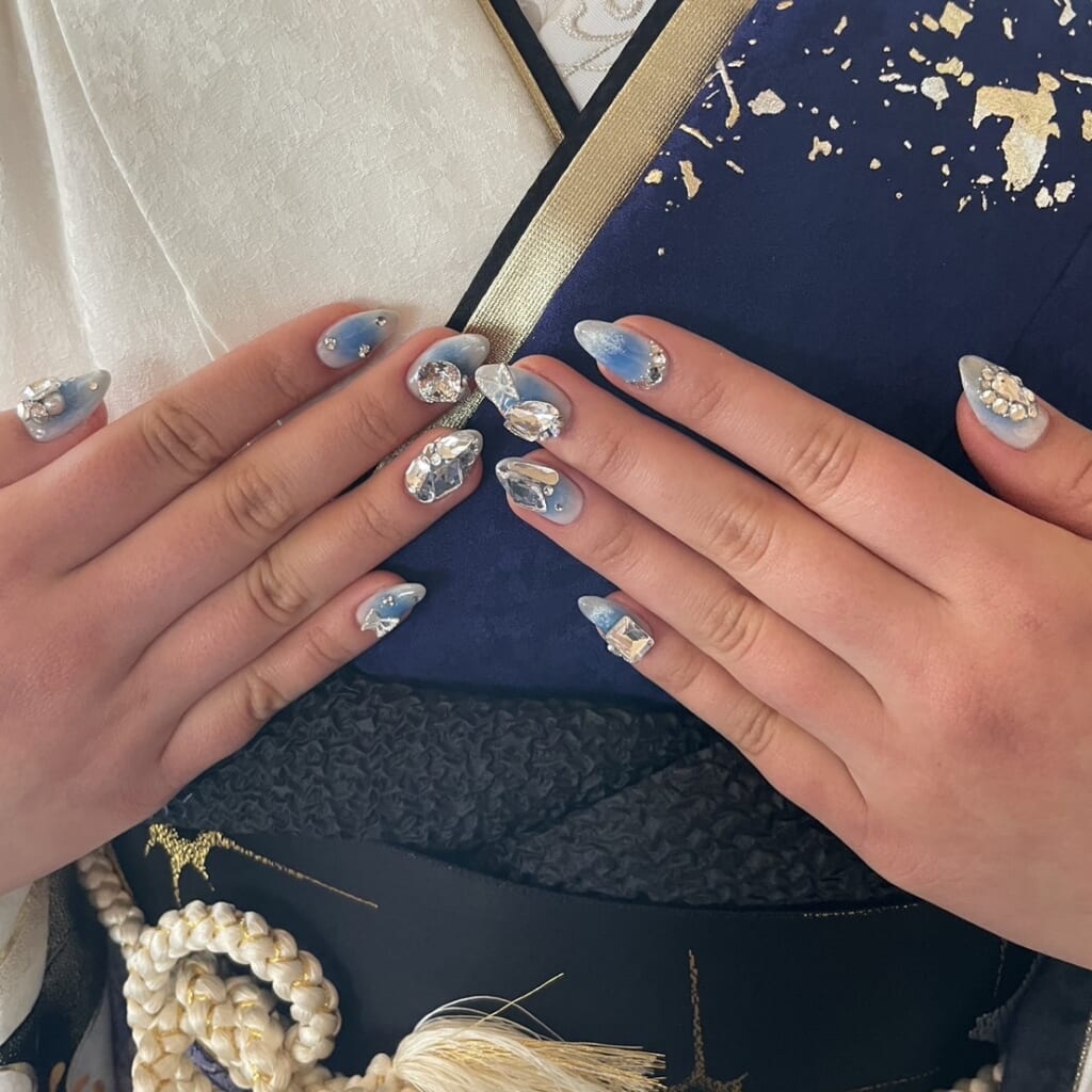 振袖を着た成人式ネイルの手元　ブルーベースにシルバーの大きめストーンをつけたネイルデザイン