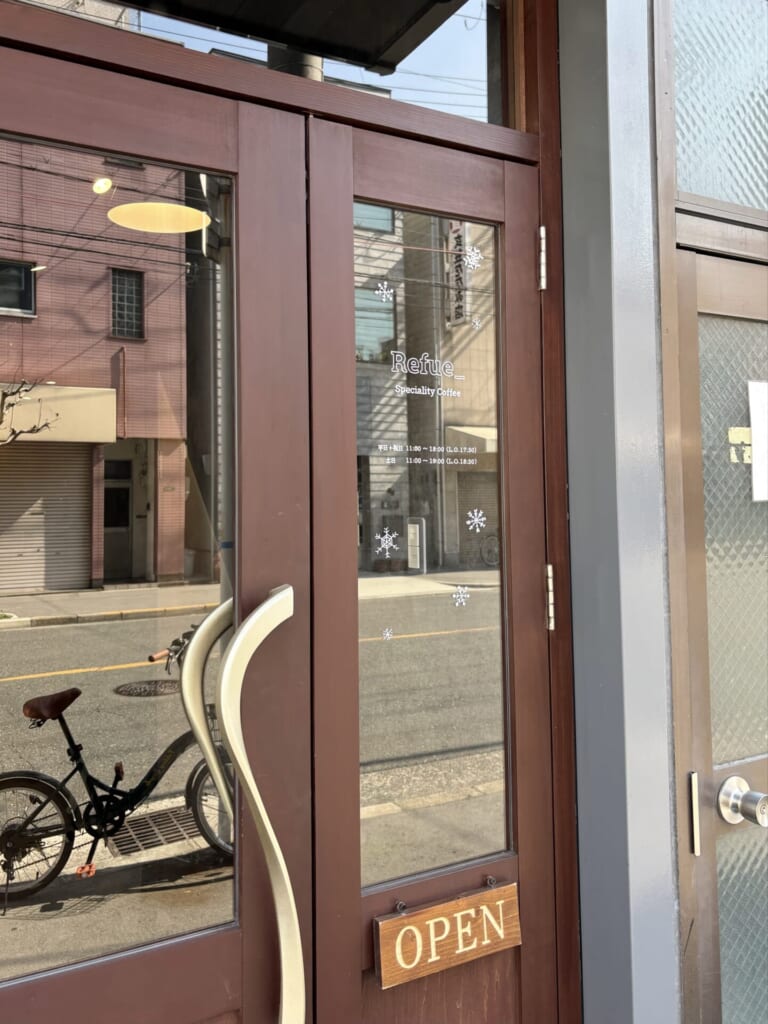 中崎町のカフェ「Refue」のドア