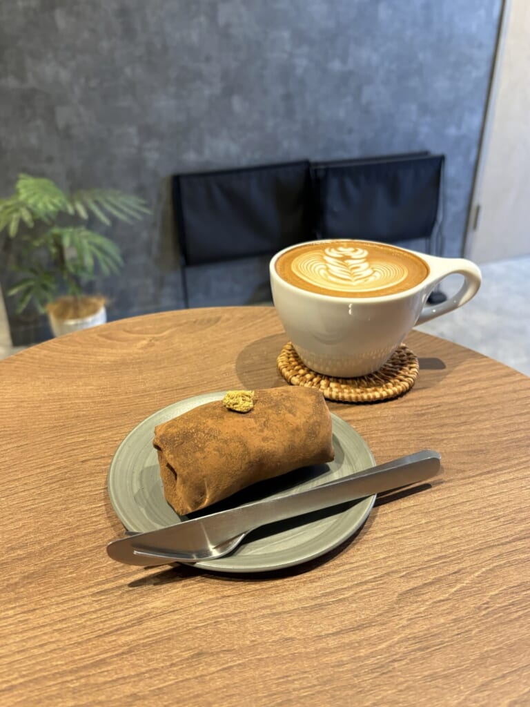 ドバイチョコおしぼりケーキとカフェラテ