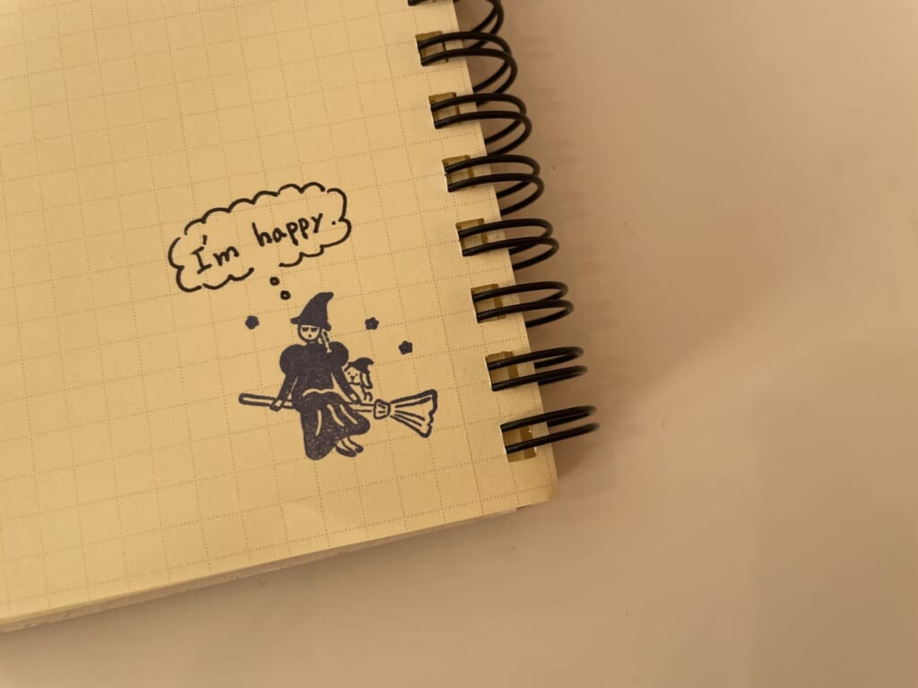 ノートに押したスタンプに吹き出しでI’m happy. と記入