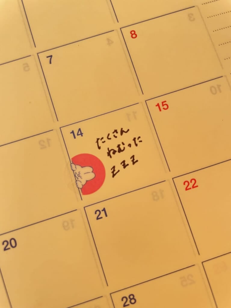 手帳にウサギのシールを貼っている