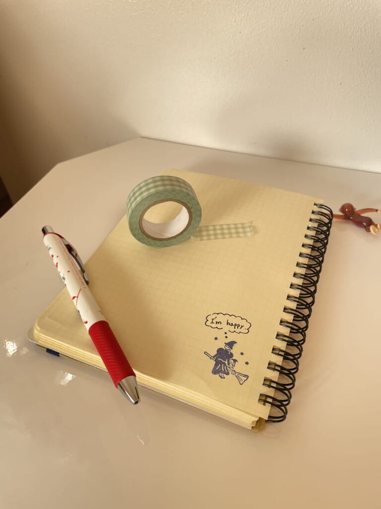 ノートにマスキングテープを貼っている