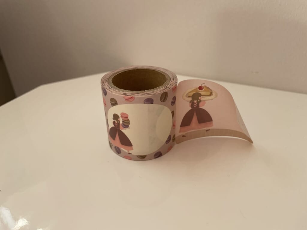 お菓子を持った女の子のロール付箋