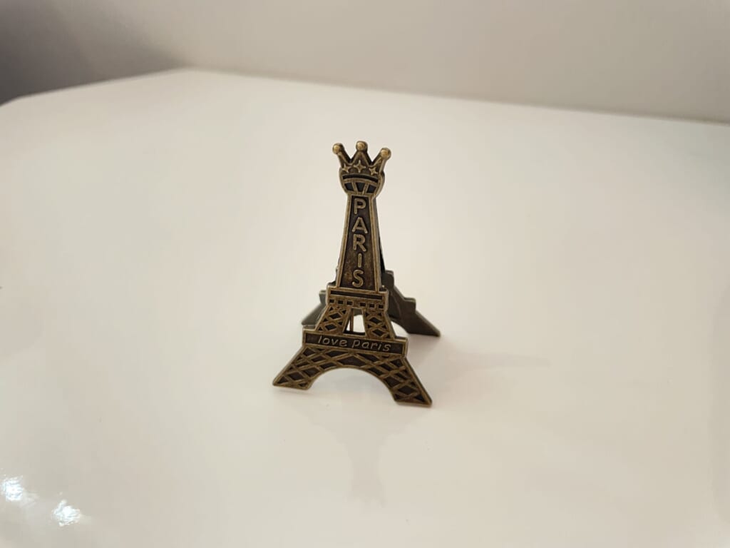 エッフェル塔の形の立つクリップ