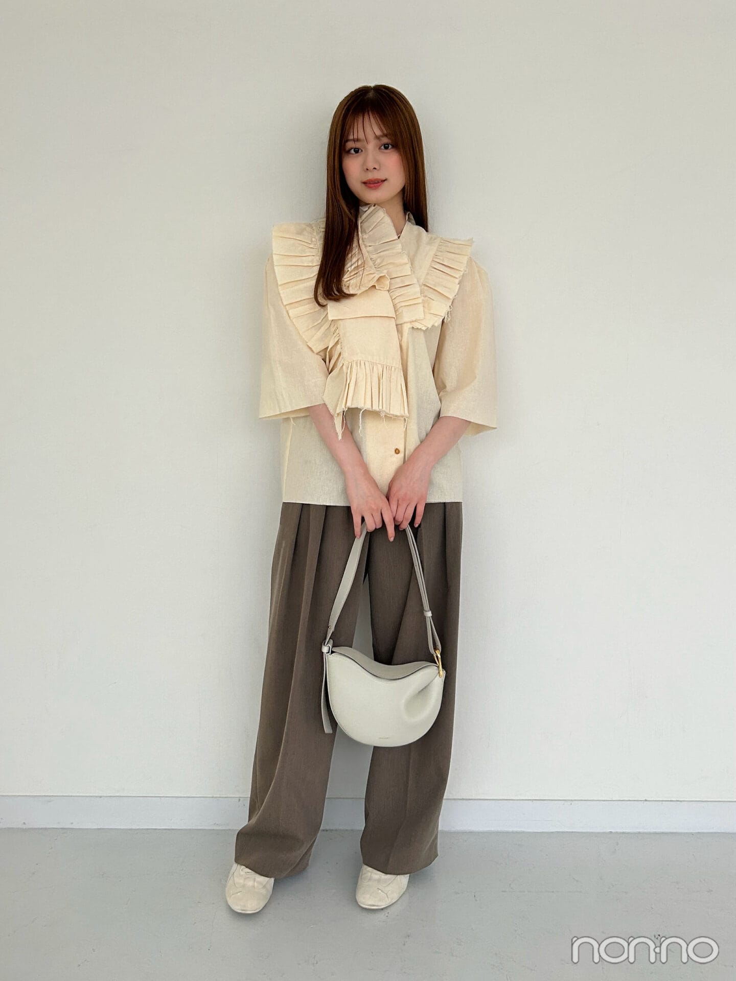 紺野彩夏の私服の全身カット