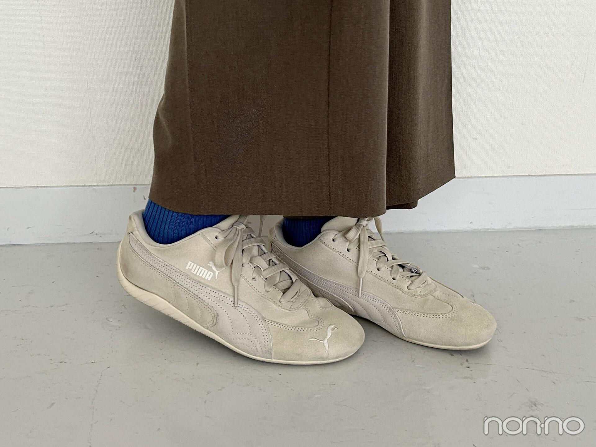 紺野彩夏の私服の靴の寄りカット