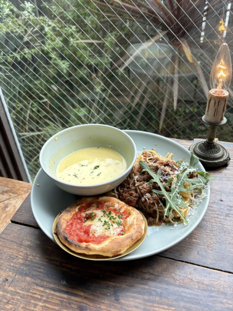 ピザとパスタとスープのワンプレートランチ