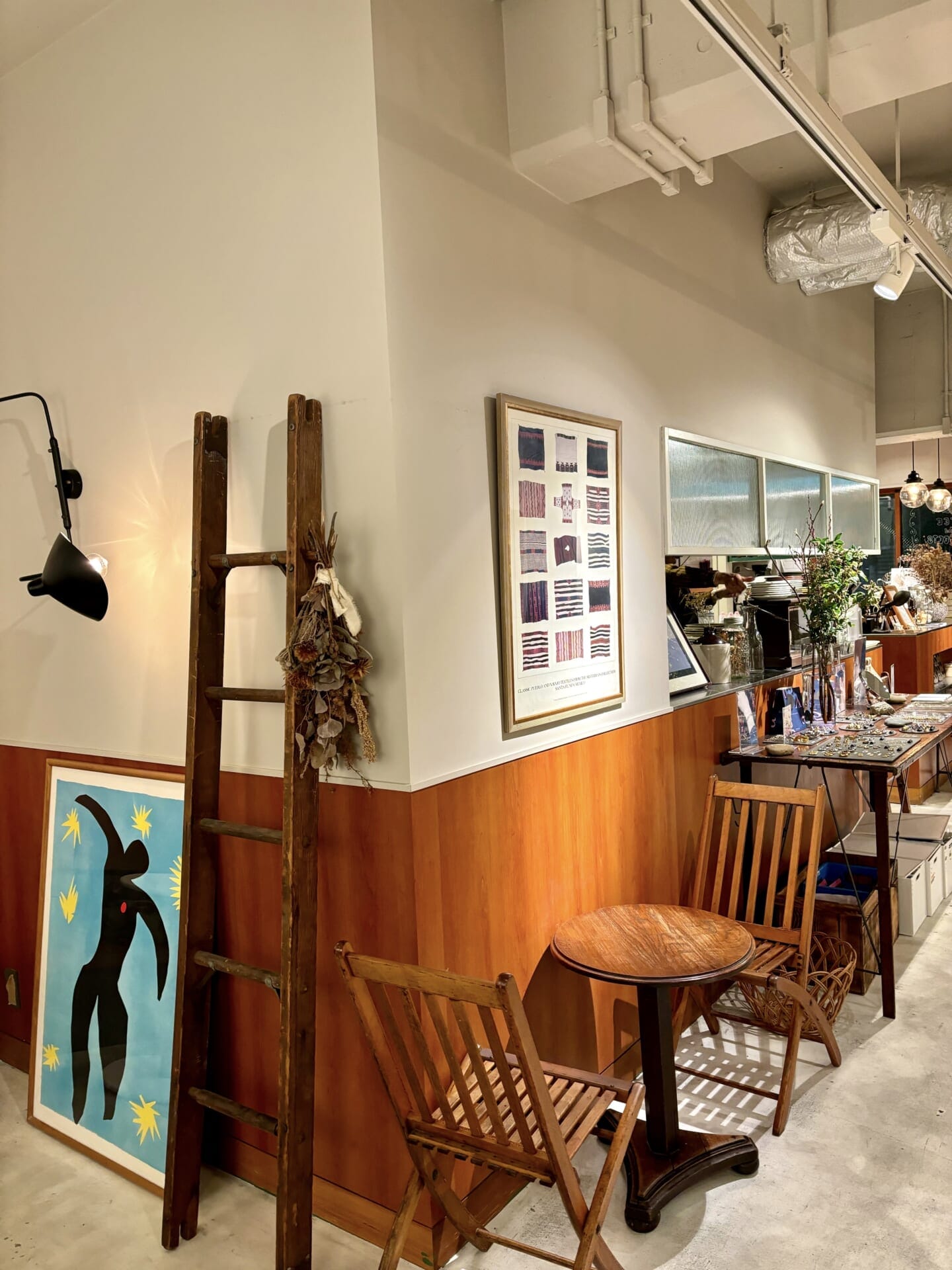 難波の夜カフェ「Vourke」の店内の様子