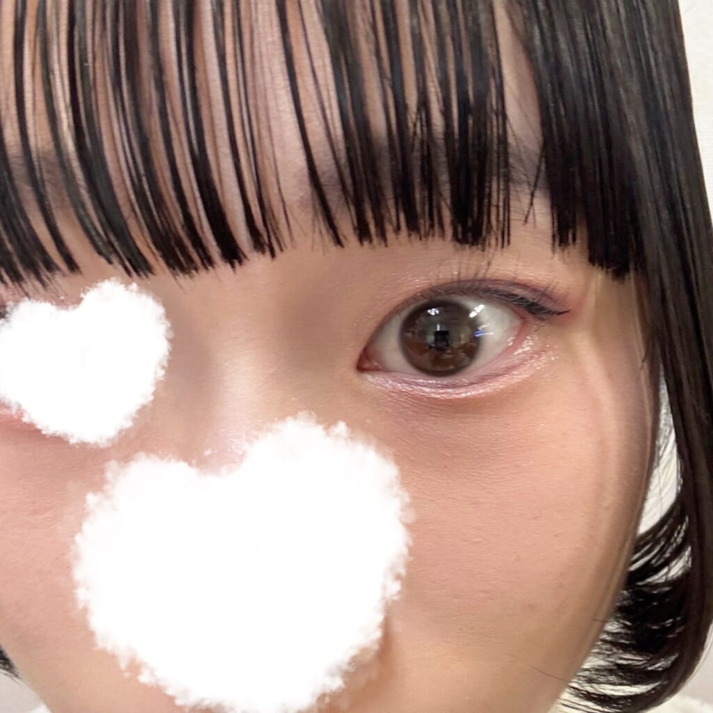 クリームチークでクマ隠した目元