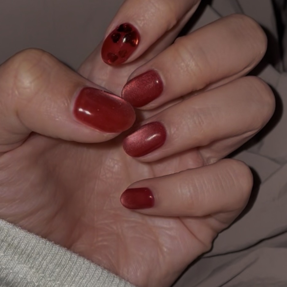 左手、赤マグネットネイルを暗闇でフラッシュ撮影