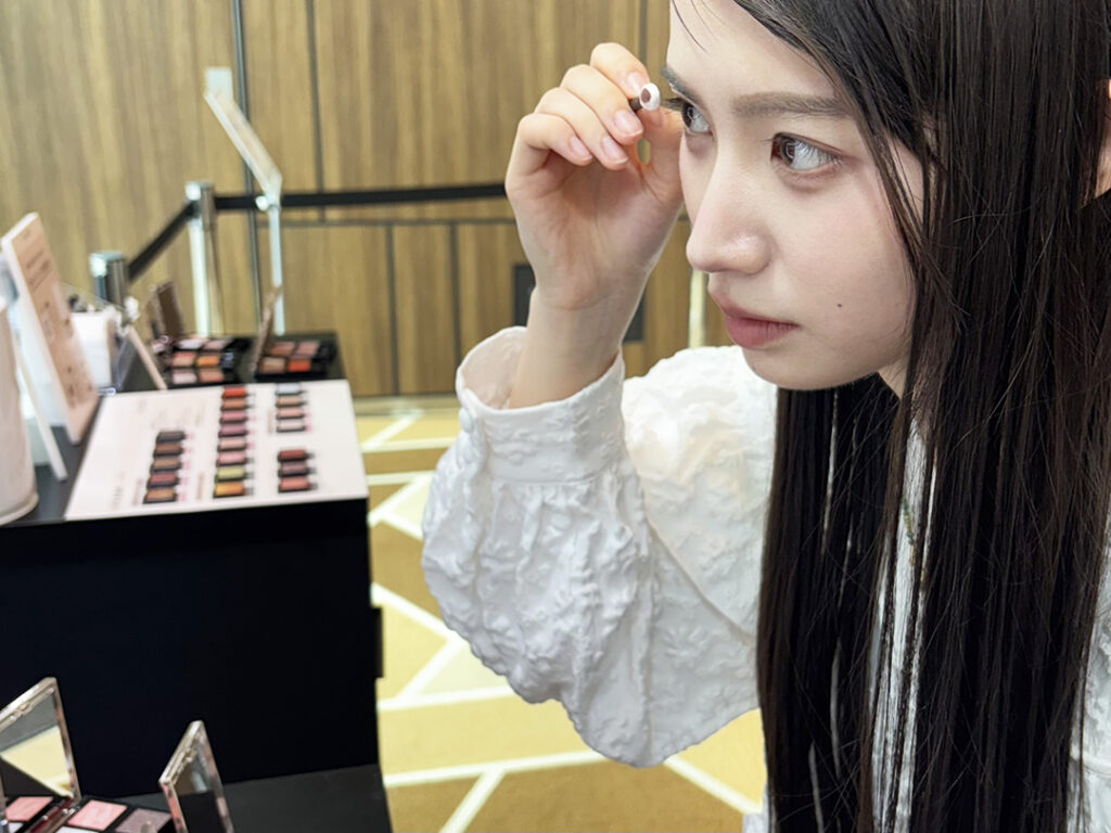 マキアージュのアイシャドウ「運命のブラウン」をタッチアップしている様子