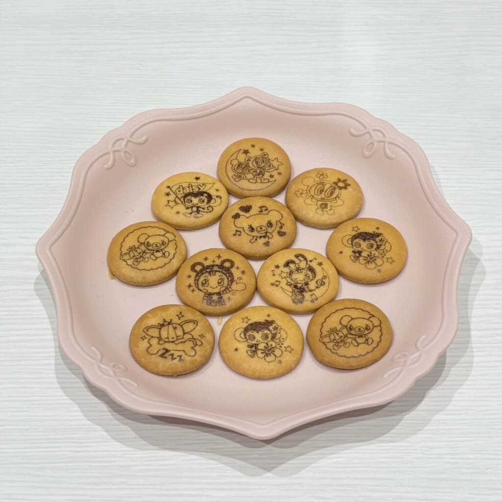 ナルミヤキャラクターズがプリントされたビスケット