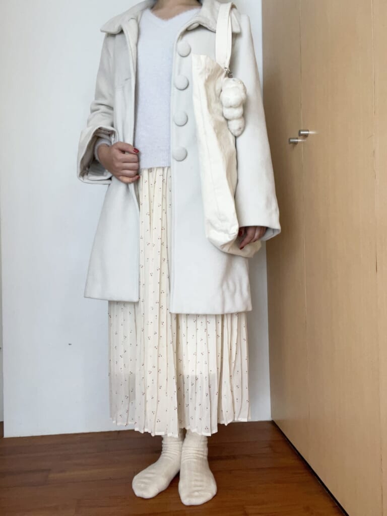 全身白コーデ。コート、シャギーニット、プリーツスカート