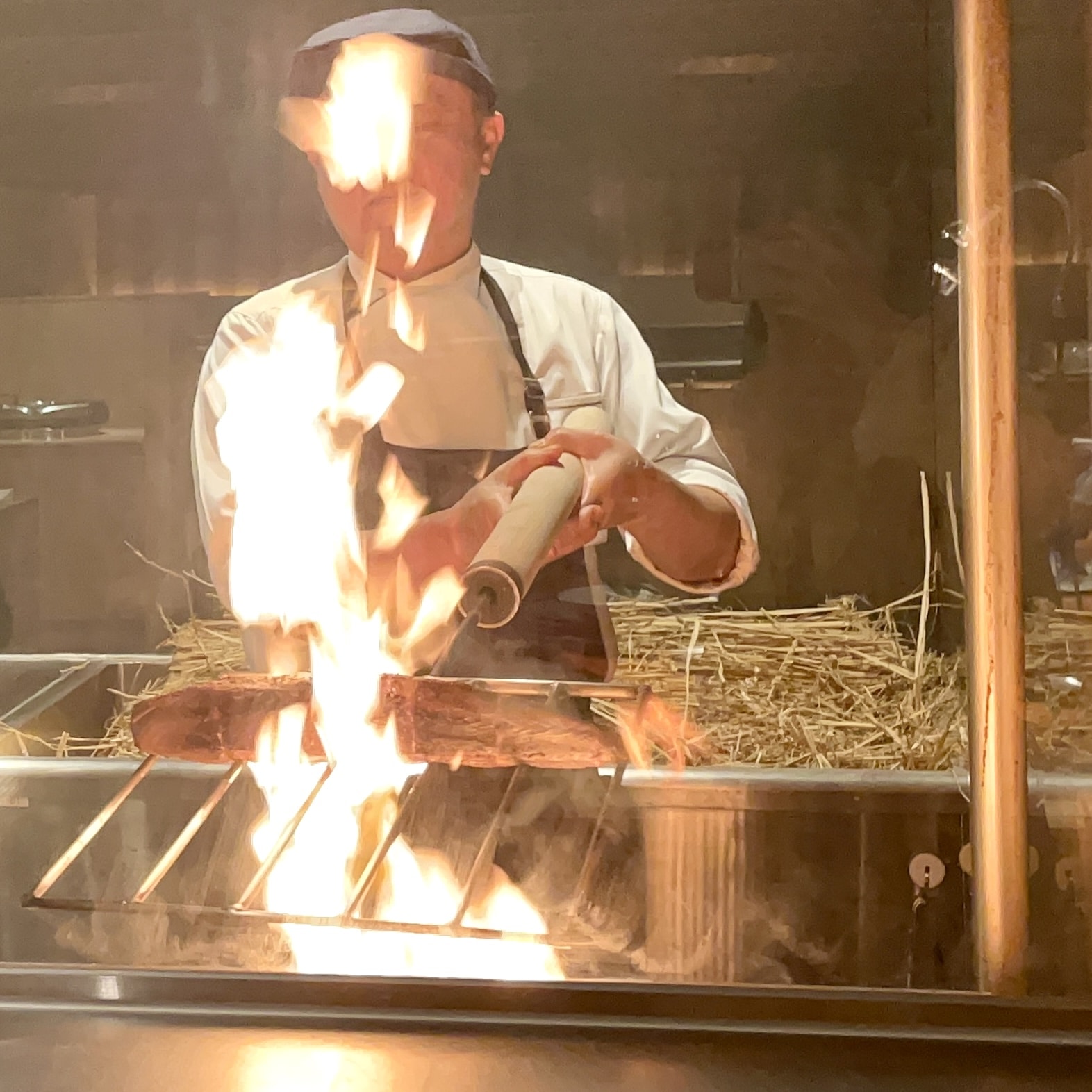 ワラ焼きパフォーマンスは迫力満点！