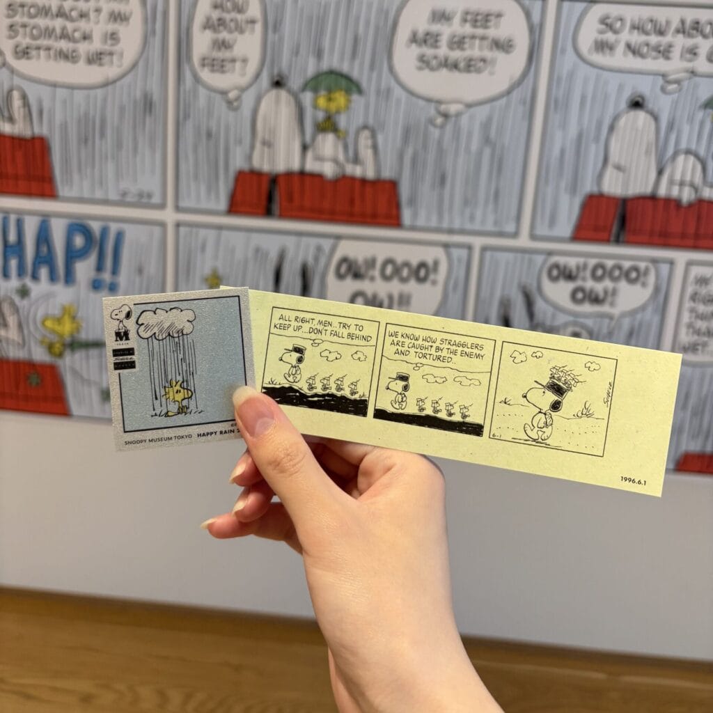 ノベルティのレイン・ステッカー(左)と入場日と同じ日に掲載された作品を使ったスペシャルコミックチケット(右)